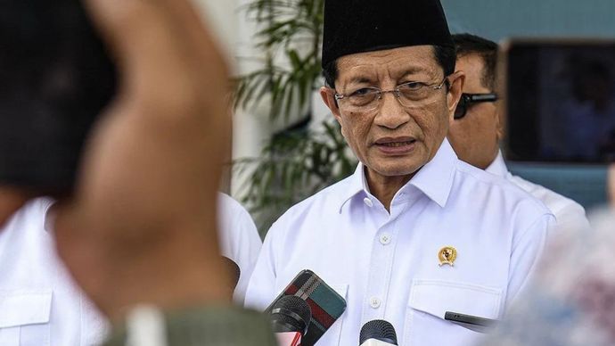 Menteri Agama Nasaruddin Umar menjawab pertanyaan wartawan usai melakukan rapat koordinasi dengan Mensesneg dan Seskab di Istana Negara, Jakarta, Jumat (27/12/2024).