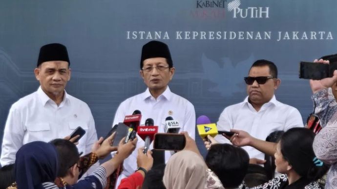 Menteri Agama Nasaruddin Umar (tengah) dan Wakil Menteri Agama H.R Muhammad Syafii (kiri) memberikan keterangan pers di Kompleks Istana Kepresidenan, Jakarta, Jumat 27 Desember 2024.