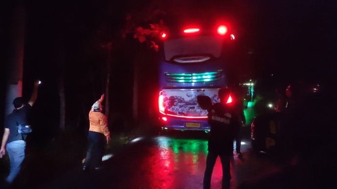 2 bus pariwisata tersesat di Hutan Tunggangan