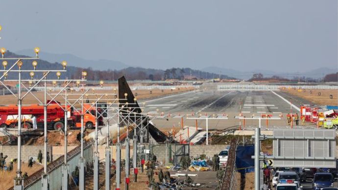 Puing-puing dan sisa-sisa pesawat penumpang Jeju Air yang jatuh masih berada di landasan pacu Bandara Internasional Muan, Provinsi Jeolla Selatan, senin 30 Desember 2024.