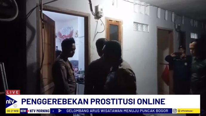 Polisi dan warga melakukan penggerebekan kos-kosan yang dijadikan tempat prostitusi online di Desa Cikande, Kabupaten Serang, Banten. 