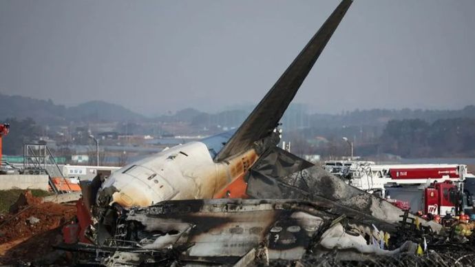 Petugas melakukan operasi penyelamatan setelah pesawat Jeju Air mengalami kecelakaan di luar landasan pacu Bandara Internasional Muan, Muan, Korea Selatan, Minggu (29/12/2024).