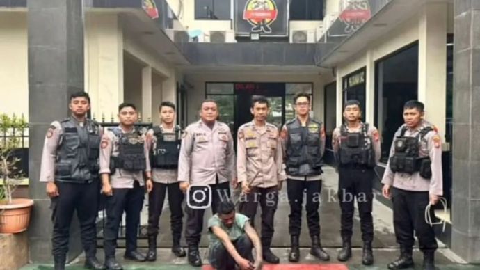 Polisi menangkap seorang pria bersenjata tajam (bersajam) berinisial MT yang menghadang kendaraan-kendaraan di Jalan Daan Mogot, Jembatan Gantung, Cengkareng, Jakarta Barat, Senin 30 Desember 2024.