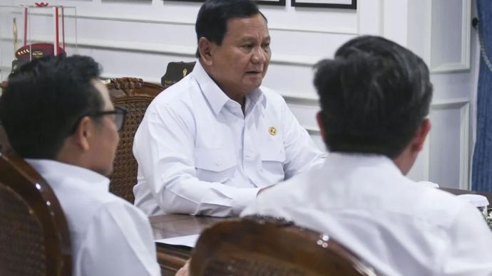 Arsip foto - Presiden Prabowo Subianto (tengah) memimpin rapat terbatas terkait upah minimum 2025 di Kantor Presiden, Jakarta, Jumat (29/11/2024). Presiden Prabowo Subianto mengumumkan kenaikan rata-rata upah minimum nasional sebesar 6,5 persen untuk