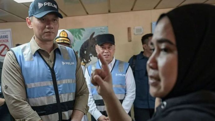 Menko Bidang Infrastruktur dan Pembangunan Kewilayahan Agus Harimurti Yudhoyono (kiri) mendengarkan saran dari penumpang saat tinjauannya di atas kapal Pelni KM Labobar di pelabuhan penumpang Tanjung Priok, Jakarta, Minggu (29/12/2024).