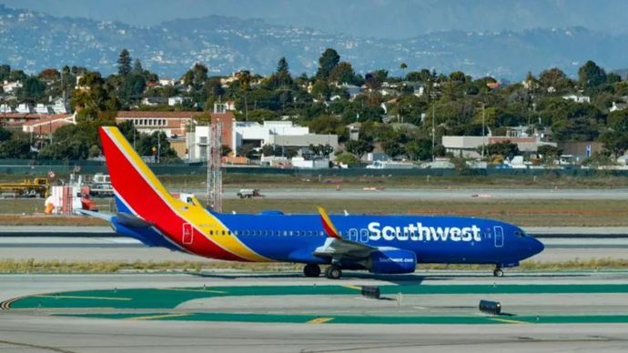 Southwest Airlines Boeing 737-800 bersiap untuk lepas landas di Bandara Internasional Los Angeles pada 19 Oktober 2023 di Los Angeles, California.