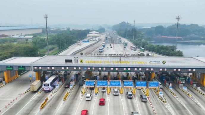 Suasana arus lalu lintas di Gerbang Tol Jabotabek