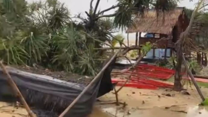 Warung Rusak Akibat Angin Kencang di Pantai Lebak 