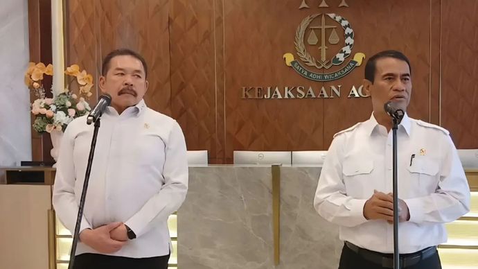 Jaksa Agung Sanitiar (ST) Burhanuddin dan Menteri Pertanian (Mentan) Andi Amran Sulaiman berbicara dengan awak media di Gedung Kejaksaan Agung, Jakarta, Senin (16/12/2024).