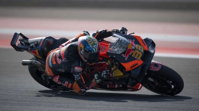 Pembalap Red Bull KTM Factory Racing Brad Binder memacu kecepatan pada sesi latihan bebas 2 MotoGP seri ke-15 di Pertamina Mandalika International Street Circuit, Lombok Tengah, NTB.