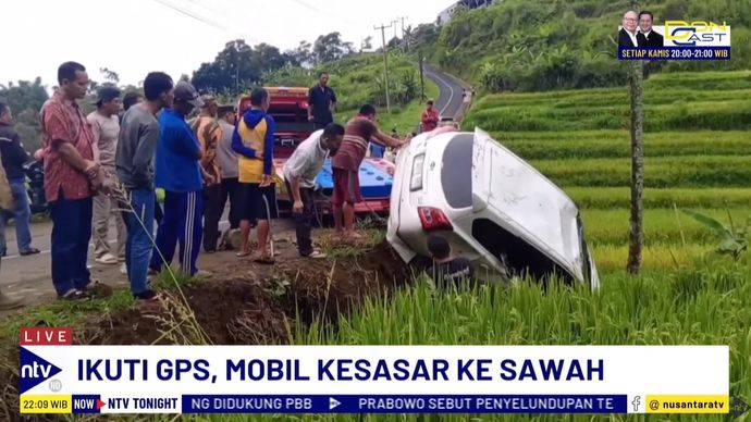 Mobil wisatawan asal Jakarta terperosok ke area persawahan di Desa Puncak, Cigugur, Kabupaten Kuningan, Jawa Barat.