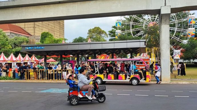 Puluhan pengunjung mulai memadati objek wisata untuk merayakan malam pergantian Tahun Baru 2025 di Taman Mini Indonesia Indah (TMII), Cipayung, Jakarta Timur, Selasa petang (31/12/2024).