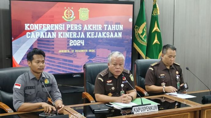 Kapuspenkum Kejagung Harli Siregar (tengah) di Kantor Kejagung, Jakarta, Selasa (31/12/2024).