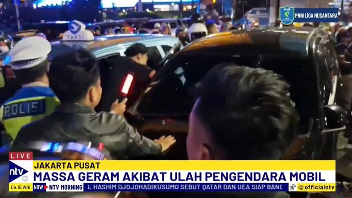 Mobil yang melarikan diri usai menabrak dua pengendara sepeda motor di dua lokasi berbeda menjadi sasaran amukan massa.