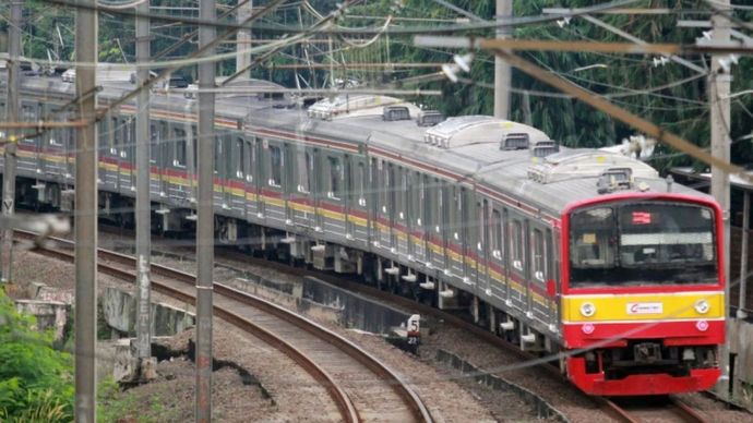 Ilustrasi - Rangkaian KRL Commuter Line melintas di kawasan Bintaro, Tangerang Selatan, Banten.