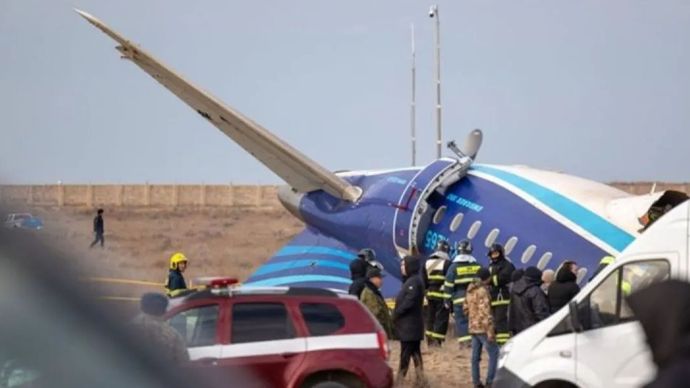 Sedikitnya 38 orang tewas dalam kecelakaan pesawat Azerbaijan Airlines (AZAL) di dekat Kota Aktau, Kazakhstan, pada Rabu (25/12/2024). 