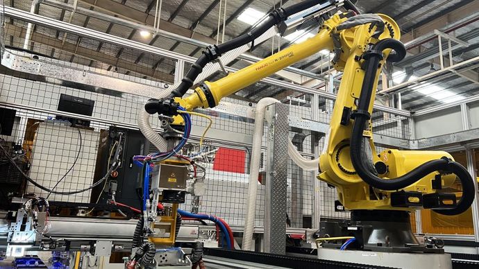 Busbar Welding dengan menggunakan robot di lini produksi baterai mobil listrik Wuling. (Foto: Istimewa/Wuling)