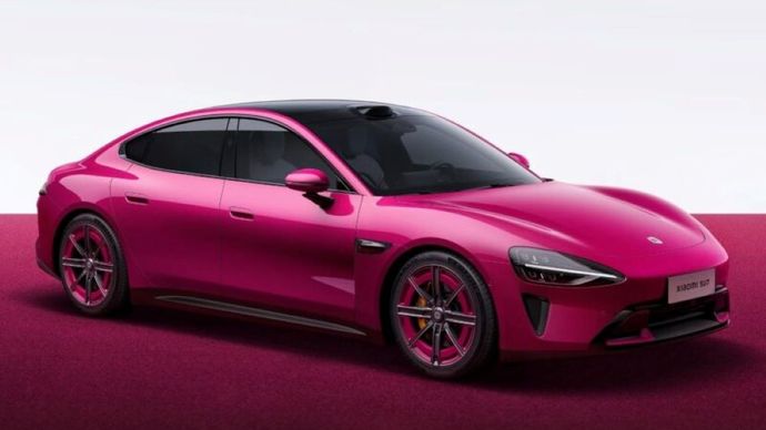 Mobil listrik Xiaomi SU7 dalam warna eksklusif ulang tahun ke-15, magenta, dirilis pada Desember. (Foto: Xiaomi)