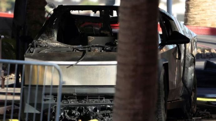 Kerangka Tesla Cybertruck yang terbakar di pintu masuk Trump Hotel, di Las Vegas, Nevada, AS, 1 Januari 2025. (Foto: Dok/Ronda Churchill/Reuters)