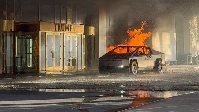 Kerangka Tesla Cybertruck yang terbakar di pintu masuk Trump Hotel, di Las Vegas, Nevada, AS, 1 Januari 2025. (Foto: Dok/Ronda Churchill/Reuters)