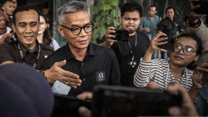 Arsip foto - Mantan anggota KPU Wahyu Setiawan (tengah) berjalan keluar usai menjalani pemeriksaan di Gedung KPK, Jakarta.