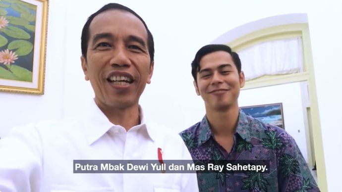 Presiden ke-7 RI Joko Widodo atau Jokowi mengunggah konten vlog bersama Surya Sahetapy, anak Dewi Yull dan Ray Sahetapy, pada Oktober 20017.  <b>(Sumber: Youtube Joko Widodo)</b>