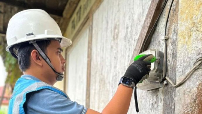 Petugas PLN Putussibau Kapuas Hulu, Kalimantan Barat sedang melakukan pergantian meteran yang sudah berusia 15 tahun ke atas dengan meteran baru.