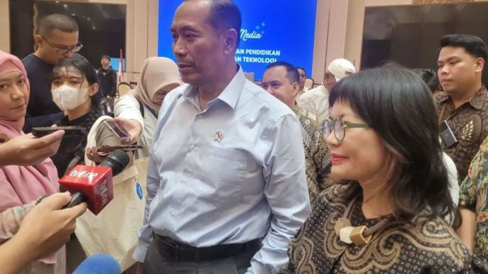 Wakil Menteri Pendidikan Tinggi, Sains, dan Teknologi (Wamendiktisaintek) Fauzan (kiri) dan Stella Christie (kanan) usai kegiatan Taklimat Media di Kantor Kemdiktisaintek, Jakarta, Jumat (3/1/2025).