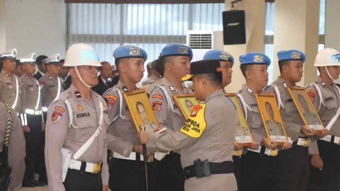 Kapolda Metro Jaya Irjen Pol. Karyoto saat memimpin Upacara Pemberhentian Tidak Dengan Hormat (PTDH) di Balai Pertemuan Metro Jaya (BPMJ) pada Kamis (2/1/2024).