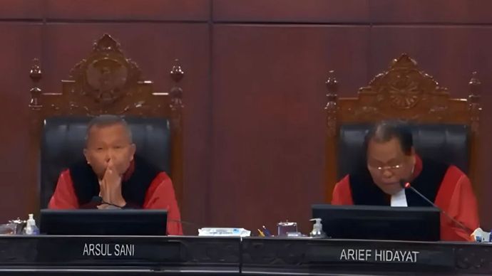 Tangkapan layar - Hakim Konstitusi Arief Hidayat (kanan) dan Arsul Sani (kiri) saat sidang pemeriksaan pendahuluan Perkara Nomor: 65/PUU-XXII/2024 di Gedung Mahkamah Konstitusi RI, Jakarta, Rabu (17/7/2024).