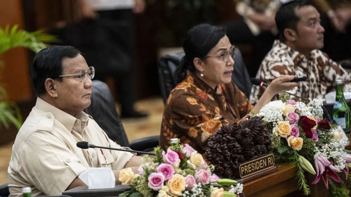 Arsip - Presiden Prabowo Subianto (kiri) menyimak penjelasan Menteri Keuangan Sri Mulyani (tengah) dalam rapat Agenda Tutup Kas APBN 2024 di Kantor Kementerian Keuangan, Jakarta, Selasa (31/12/2024).