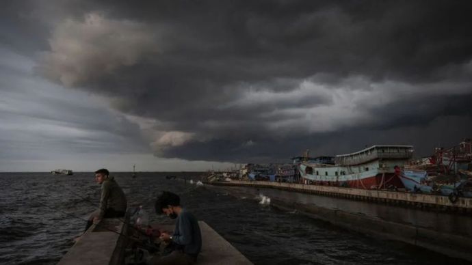 Warga memancing dengan latar belakang awan mendung di kawasan Pelabuhan Nizam Zachman, Muara Baru, Jakarta, Jumat (2/2/2024). Badan Penanggulangan Bencana Daerah (BPBD) DKI Jakarta mengimbau masyarakat Jakarta untuk mewaspadai dan mengantisipasi dampak dari cuaca ekstrem pada awal Februari 2024.