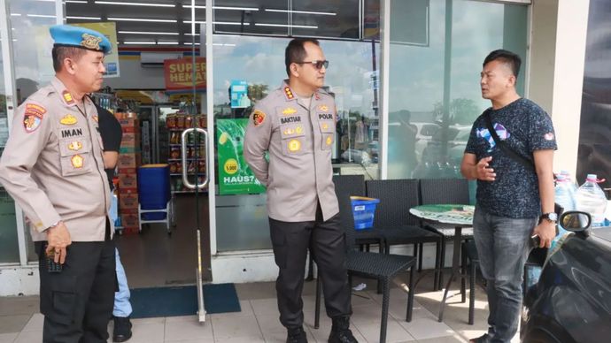 Kapolresta Tangerang saat melakukan pengecekan TKP kasus penembakan dua orang pengendar mobil di Rest Area KM45 Tol Tangerang-Merak