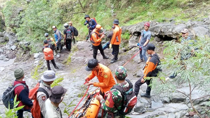 Basarnas Bali dan tim SAR gabungan saat evakuasi jenazah WNA Korea Selatan di Gunung Agung, Denpasar, Jumat (3/1/2025).