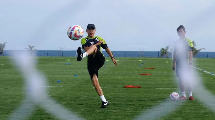 Pelatih Timnas Indonesia Shin Tae-yong menendang bola ke gawang di sela latihan persiapan Piala AFF 2024 di Bali United Training Center, Gianyar, Bali, Jumat (29/11/2024).