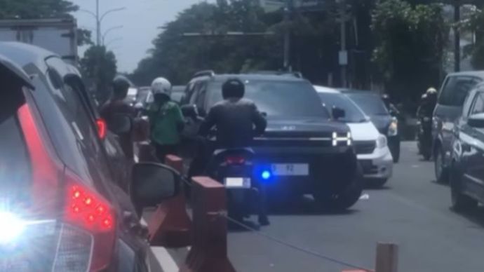 Pemotor lawan arah hadang laju mobil di Bandung