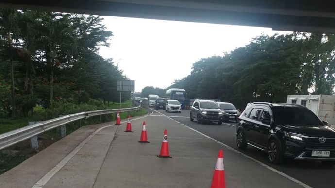 Rekayasa lalu lintas lawan arah atau contraflow diberlakukan di KM 44+500 s.d. KM 41+600 Ruas Tol Jagorawi arah Jakarta atas diskresi kepolisian.