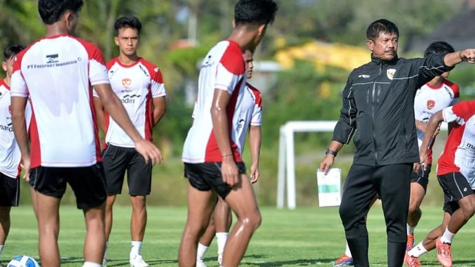 Arsip foto - Pelatih Timnas Indonesia U-20 Indra Sjafri (kedua kanan) memberikan instruksi saat memimpin pemusatan latihan di Training Center Bali United, Pantai Purnama, Gianyar, Bali, Rabu (30/10/2024).