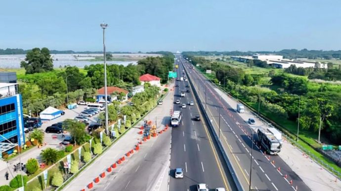 Suasana arus lalu lintas di jalan tol. 