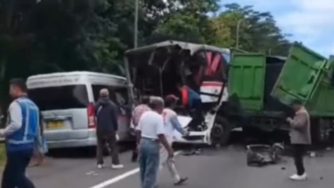 Kecelakaan Beruntun di Tol Cipularang