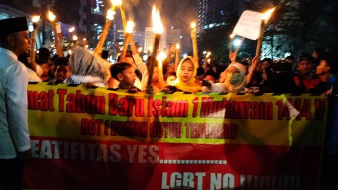 Arsip foto - Ratusan warga Tanah Abang menyerukan penolakan kegiatan LGBT saat pawai obor menyambut Tahun Baru Islam di di kawasan Stasiun MRT Dukuh Atas, Jakarta Pusat.