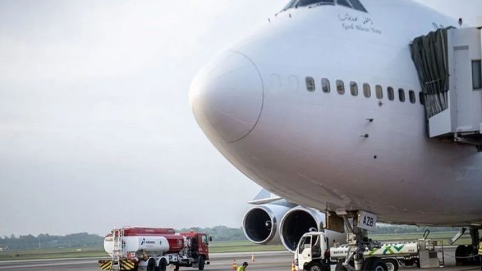 Ilustrasi - Petugas melakukan pengisian bahan bakar avtur ke pesawat Boeing 747-400 dengan nomor penerbangan SV 5177 milik maskapai penerbangan Saudia di Bandara Sultan Mahmud Baddarudin (SMB) II Palembang, Sumatera Selatan, Ahad (12/5/2024)