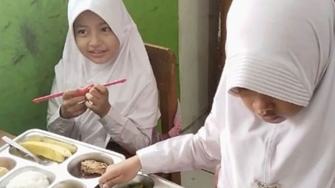 Anak SDN Karawang Kulon II Karawang menerima paket makan bergizi gratis. 