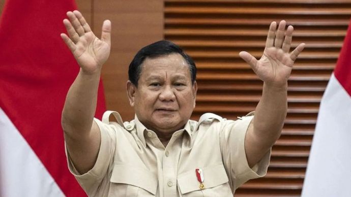 Presiden Prabowo Subianto melambaikan tangan usai menyampaikan keterangan pers terkait kenaikan tarif Pajak Pertambahan Nilai (PPN) di Kantor Kementerian Keuangan, Jakarta, Selasa (31/12/2024).