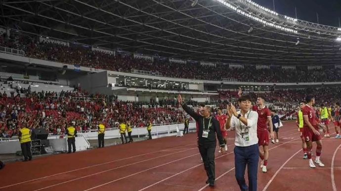 Pelatih Timnas Indonesia Shin Tae-yong bersama Pesepak bola Timnas Indonesia menyapa suproter usai pertandingan FIFA Matchday di Stadion Utama Gelora Bung Karno, Jakarta.