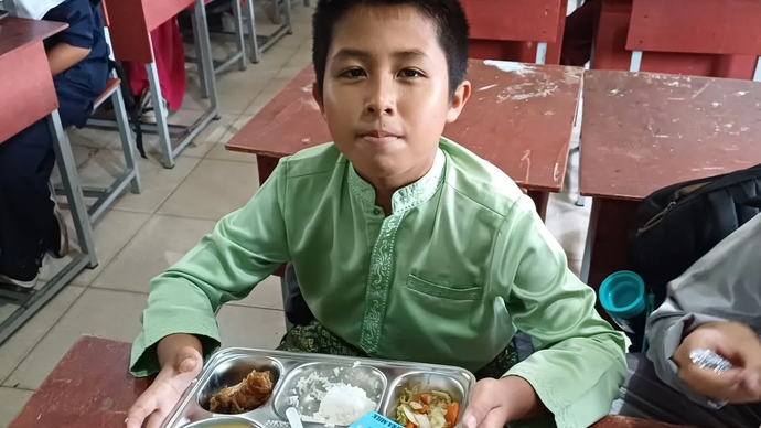 Siswa SMP Negeri 4 Kota Tanjungpinang, Provinsi Kepulauan Riau (Kepri) mulai makanan bergizi gratis (MBG) yang merupakan program pemerintah pusat melalui Badan Gizi Nasional (BGN), Senin (6/1/2025).