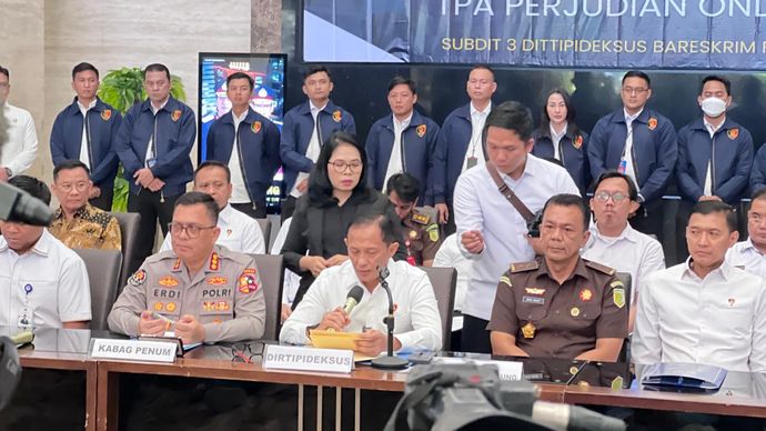 Konferensi pers Direktorat Tindak Pidana Ekonomi Khusus Bareskrim Polri terkait penyitaan sebuah hotel terkait judol. 