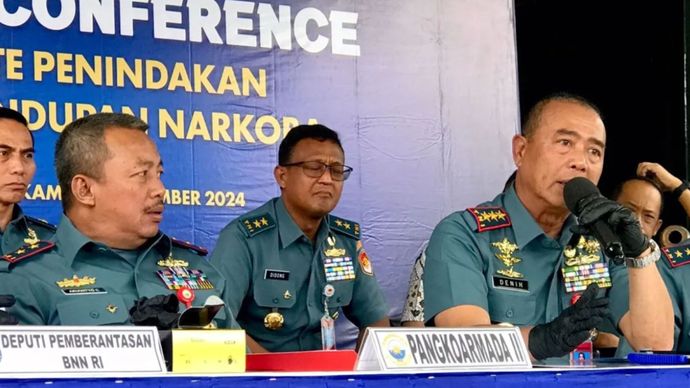 Panglima Komando Armada RI Laksamana Madya TNI Denih Hendrata (kanan) saat jumpa pers di Markas Komando Koarmada RI, Jakarta, Kamis (19/9/2024). 