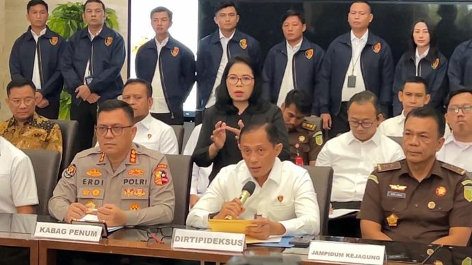 Direktur Tindak Pidana Ekonomi Khusus (Dirtipideksus) Bareskrim Polri Brigjen Helfi Assegaf (tengah). (NTVNews.id) 