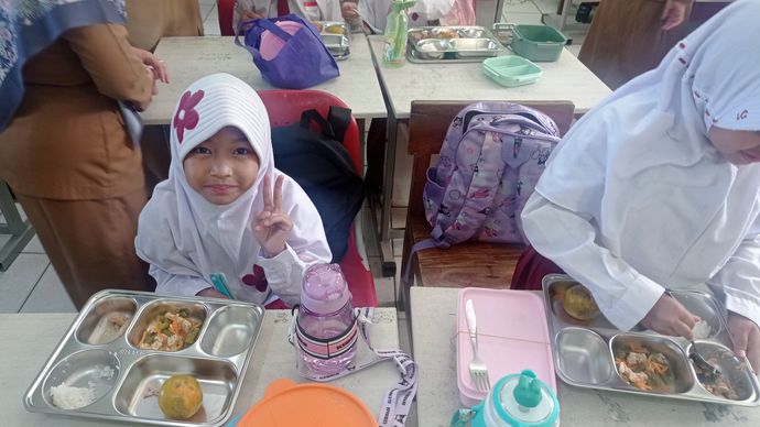 Menteri Komunitas dan Digial, Muetya Hafid pantau Makan Bergizi Gratis di SDN Cilangkap 5 Kota Depok